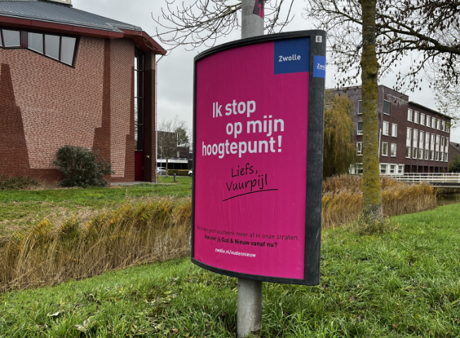 Vuurwerkposer in de wijk Vuurwerkposer in de wijk